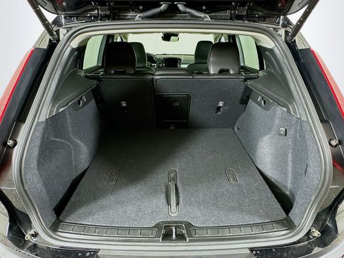 Used 2025 Volvo XC40 B5 Plus image 29