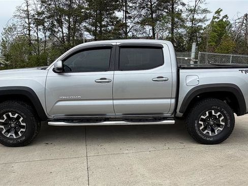 Used 2016 Toyota Tacoma TRD Off-Road w/ Premium & Technology Package RWD image 2