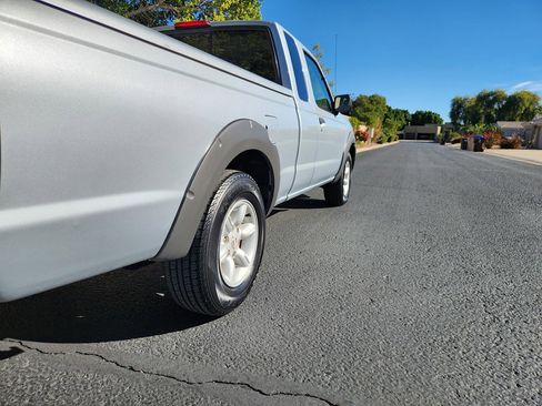 Used 2001 Nissan Frontier XE image 3