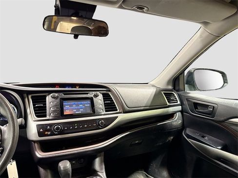 Used 2019 Toyota Highlander LE image 20