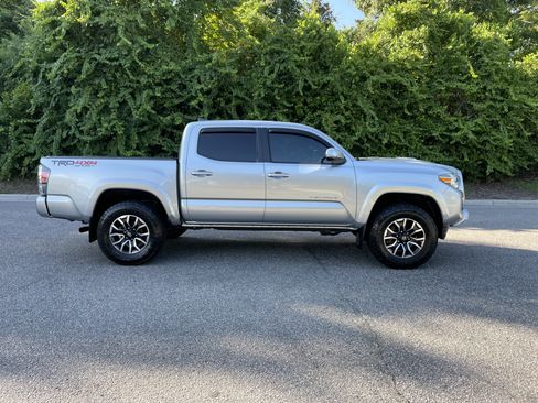 Used 2022 Toyota Tacoma TRD Sport w/ Technology Package AWD/4WD image 10