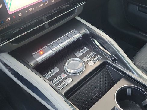 Used 2025 Lincoln Nautilus Reserve image 25