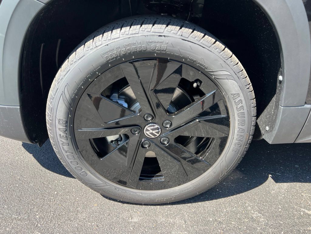 New 2026 Volkswagen Taos SE FWD image 8