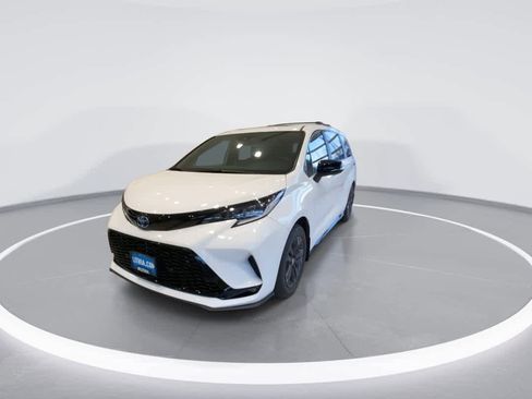 Used 2025 Toyota Sienna XSE w/ XSE Premium Package image 4