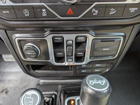 Used 2018 Jeep Wrangler Unlimited Sahara w/ Dual Top Group AWD/4WD image 22