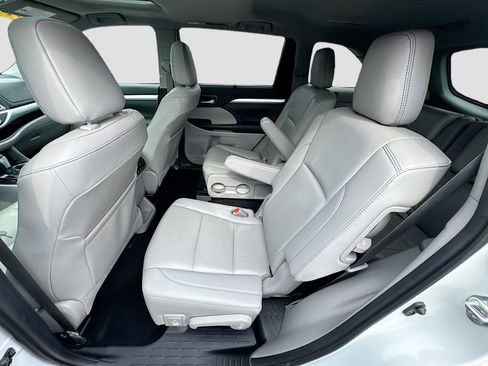 Used 2019 Toyota Highlander XLE image 22