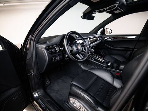 Certified 2026 Porsche Macan AWD/4WD image 4