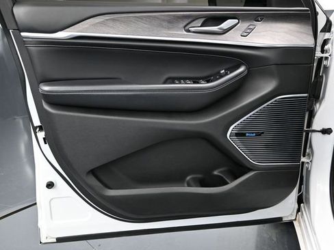 Certified 2022 Jeep Grand Cherokee L Overland w/ Luxury Tech Group IV image 17