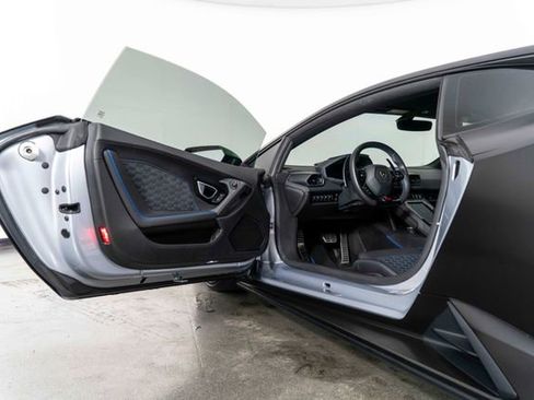 Used 2020 Lamborghini Huracan EVO image 14