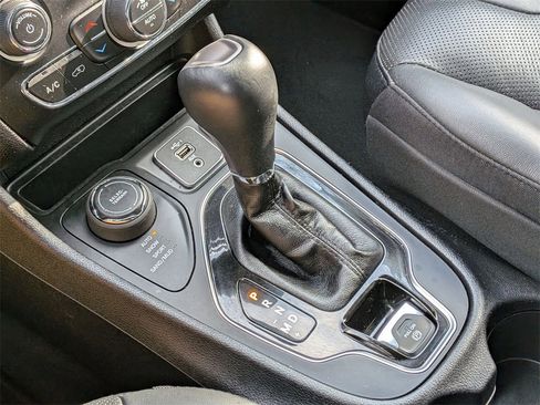 Certified 2020 Jeep Cherokee Limited w/ Technology Group image 15