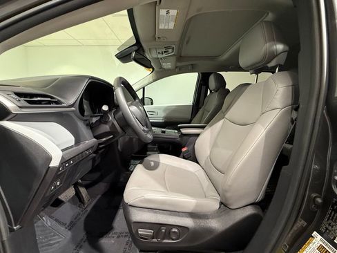 Used 2025 Toyota Sienna XLE w/ XLE Plus Package FWD image 13