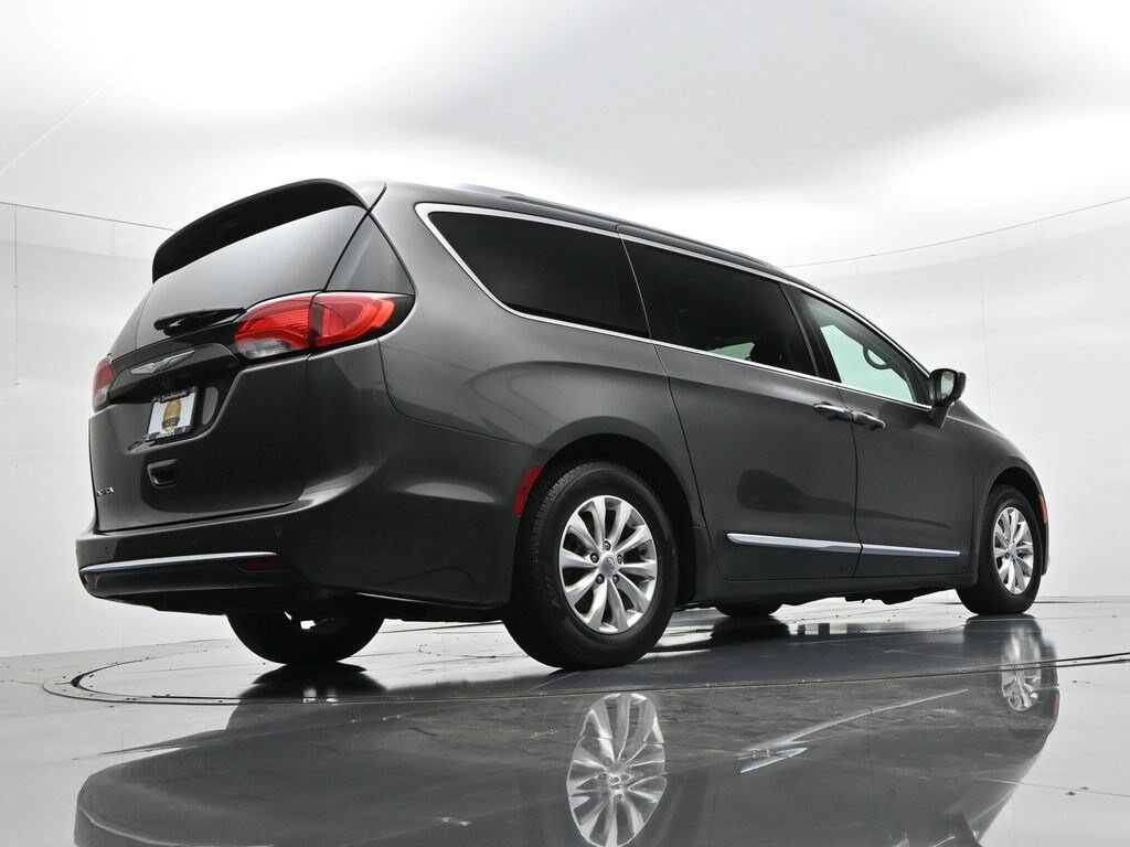 Used 2018 Chrysler Pacifica Touring-L FWD image 20