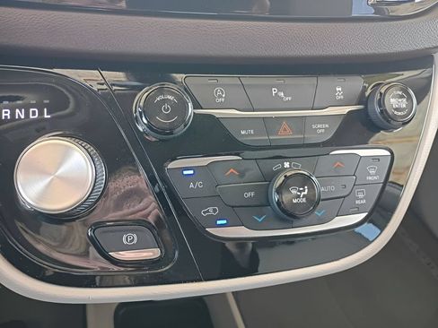 Used 2018 Chrysler Pacifica Touring-L FWD image 12
