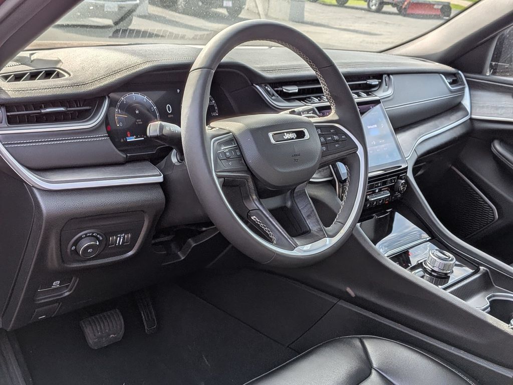 Used 2024 Jeep Grand Cherokee Limited w/ Black Appearance Package AWD/4WD image 9