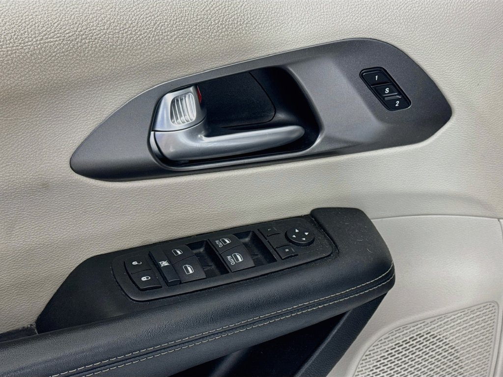 Used 2024 Chrysler Pacifica Touring-L FWD image 17
