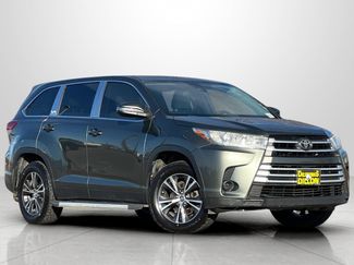 Used 2019 Toyota Highlander LE AWD/4WD video 1