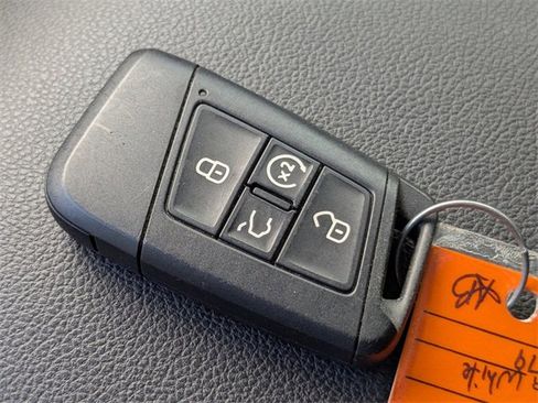 Used 2022 Volkswagen Tiguan SE R-Line image 34