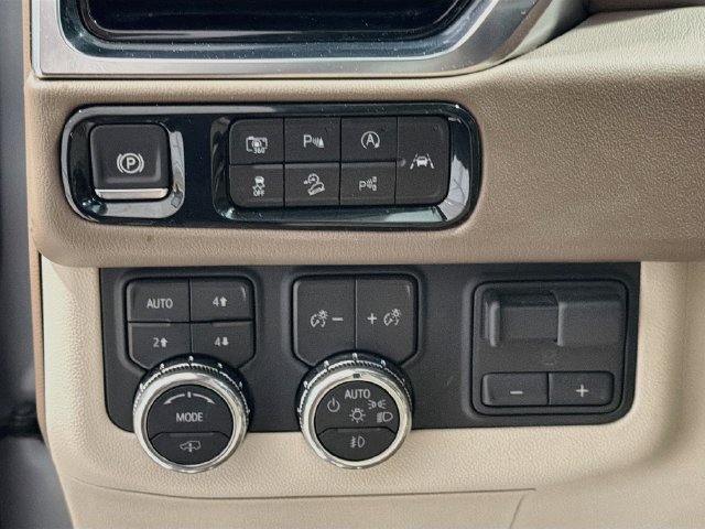 Used 2025 GMC Yukon XL Denali w/ Denali Reserve Package AWD/4WD image 10