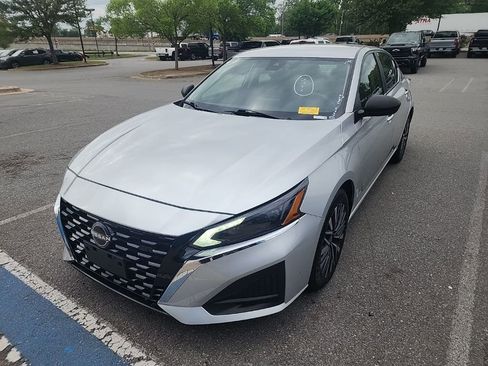 Used 2024 Nissan Altima 2.5 SV image 2