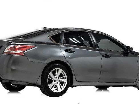 Used 2014 Nissan Altima 2.5 SV w/ Convenience Package FWD image 3