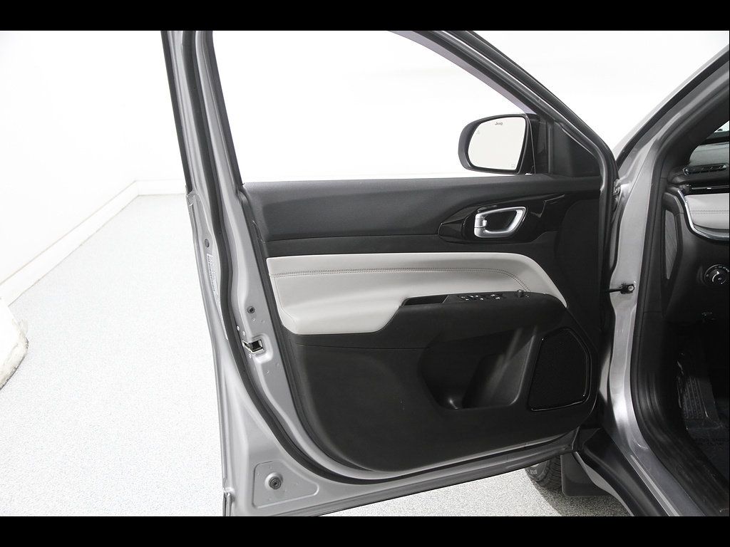 Used 2023 Jeep Compass Limited AWD/4WD image 4