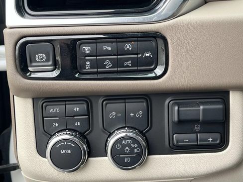 Used 2025 GMC Yukon Denali w/ Denali Reserve Package image 32