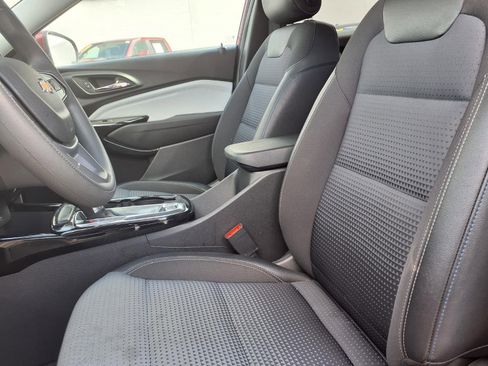 Used 2025 Chevrolet Trax LT image 3