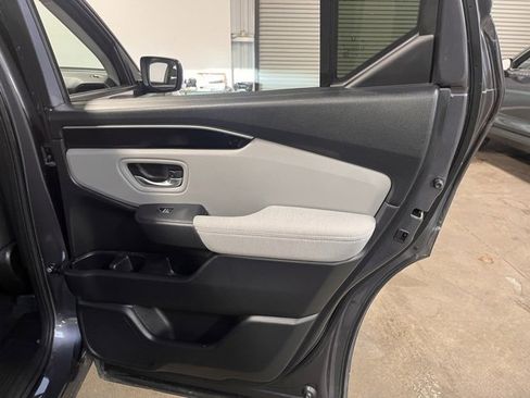 Used 2023 Honda Pilot LX image 15