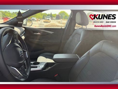 Used 2025 Buick Envista Sport Touring w/ Convenience I Package FWD image 8