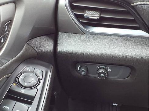 Used 2023 Chevrolet Traverse LT image 15