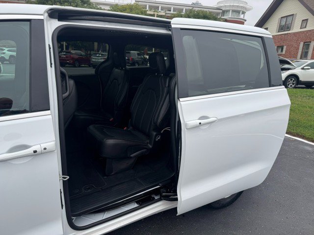 Used 2026 Chrysler Pacifica Select FWD image 32