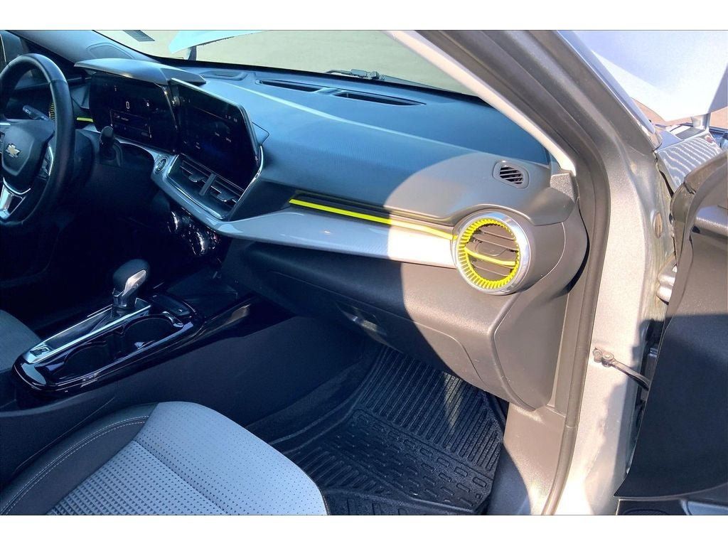 Used 2024 Chevrolet Trax LT w/ Sunroof Package FWD image 18