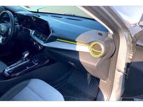 Used 2024 Chevrolet Trax LT w/ Sunroof Package FWD image 18