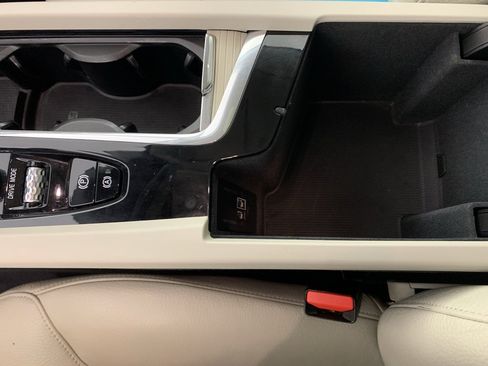 Used 2019 Volvo XC60 T5 Momentum w/ Premium Package image 28