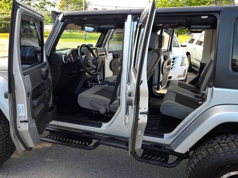 Used 2010 Jeep Wrangler Unlimited Sahara w/ Dual Top Group AWD/4WD image 27