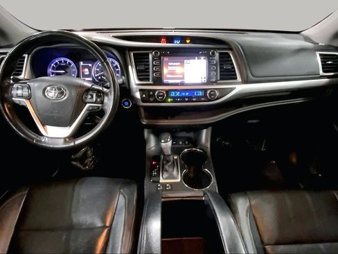 Used 2018 Toyota Highlander XLE AWD/4WD image 16