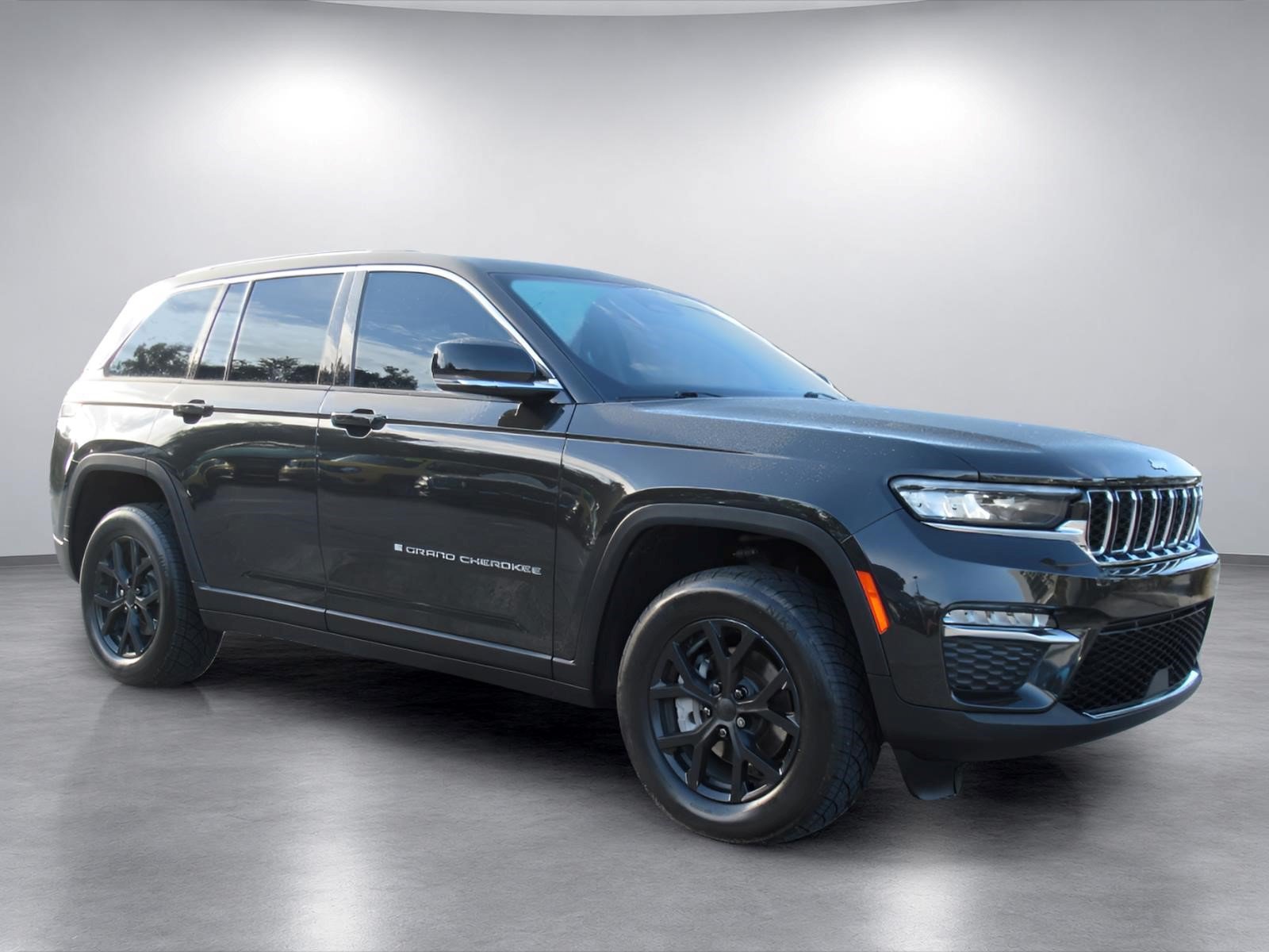Used 2023 Jeep Grand Cherokee Limited AWD/4WD image 1