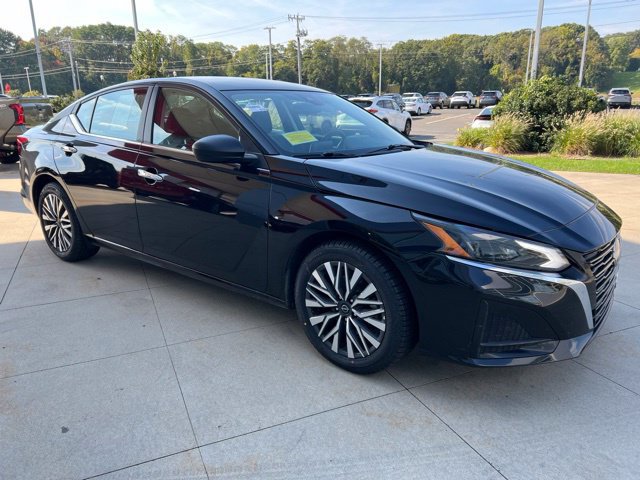 Used 2025 Nissan Altima 2.5 SV FWD image 1