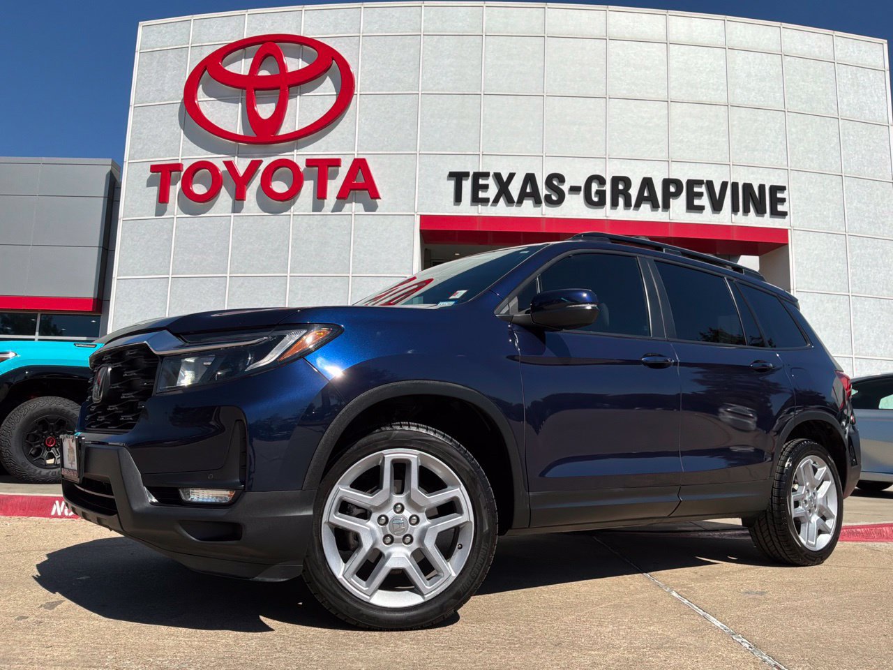 Used 2025 Honda Passport EX-L image 2