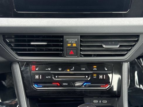 Used 2025 Volkswagen Jetta SE w/ Sunroof Package image 6