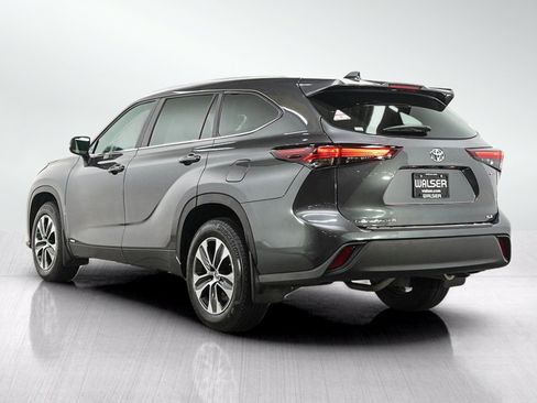 Used 2025 Toyota Highlander XLE AWD/4WD image 3