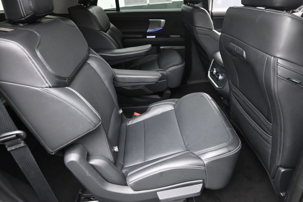 Used 2025 Ford Expedition Platinum w/ Driver's Package AWD/4WD image 10