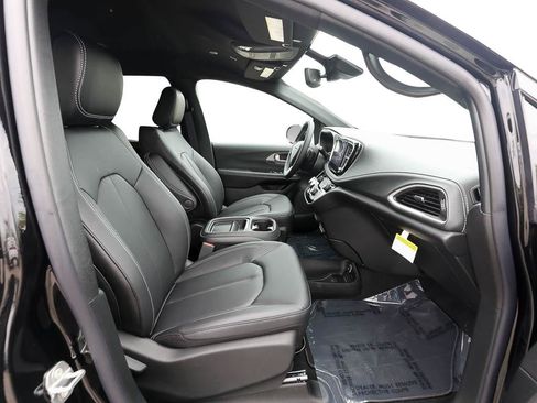 New 2027 Chrysler Pacifica Select AWD/4WD image 18