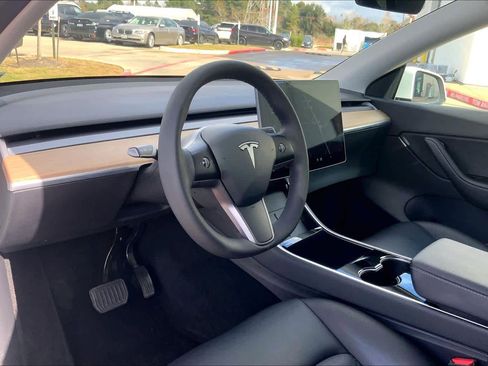 Used 2021 Tesla Model Y Long Range image 16