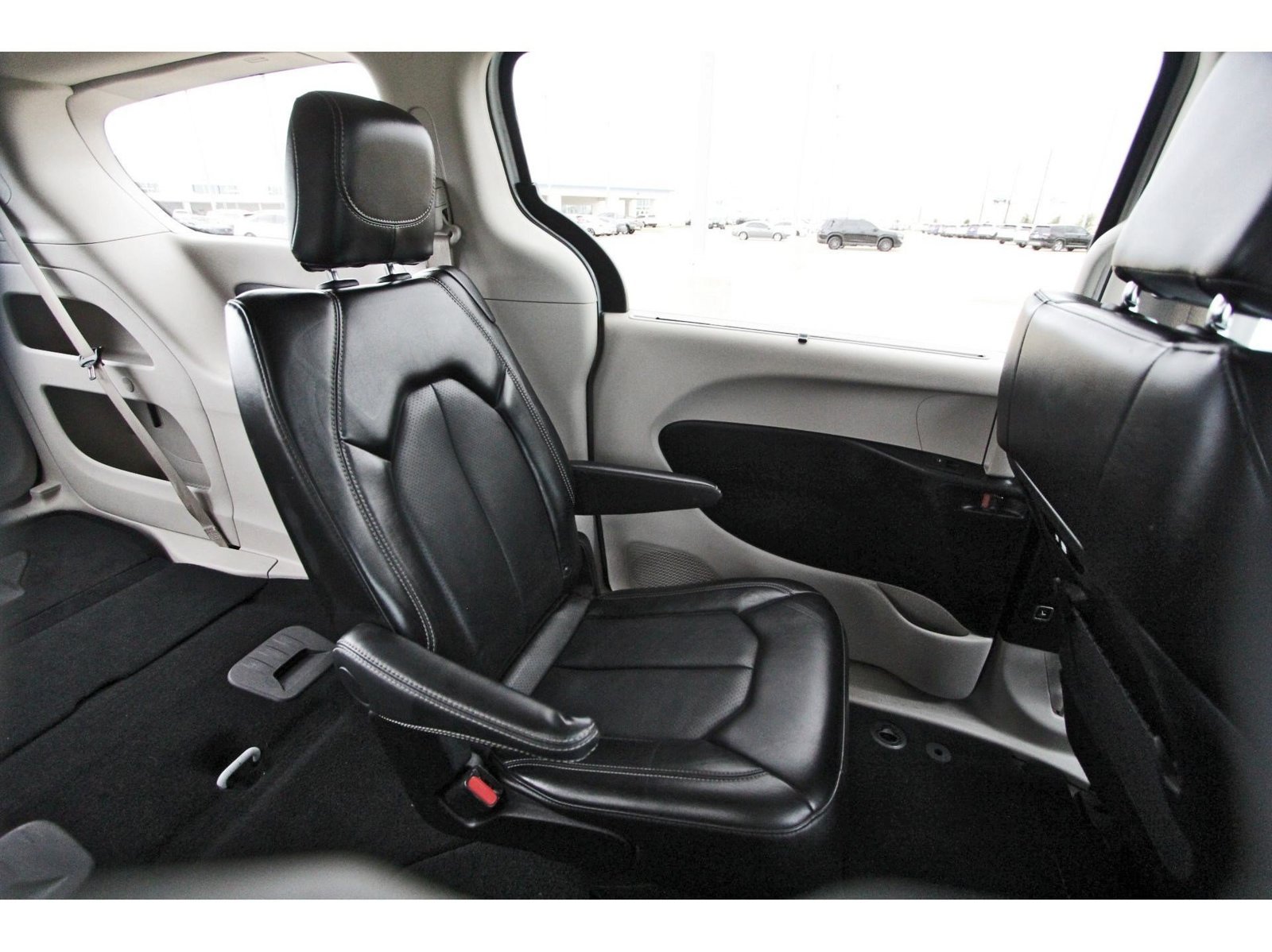 Used 2024 Chrysler Pacifica Touring-L FWD image 13