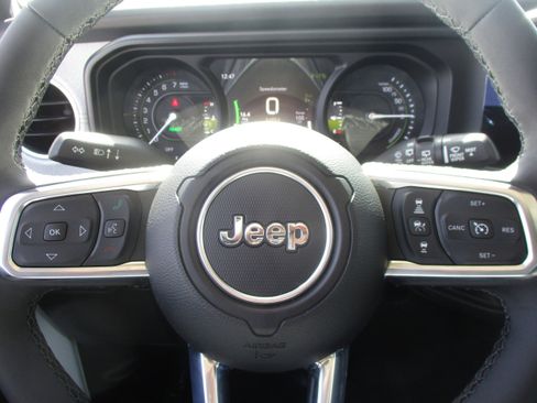 Used 2025 Jeep Wrangler Unlimited Sahara AWD/4WD image 17