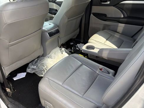 Used 2018 Toyota Highlander XLE AWD/4WD image 3