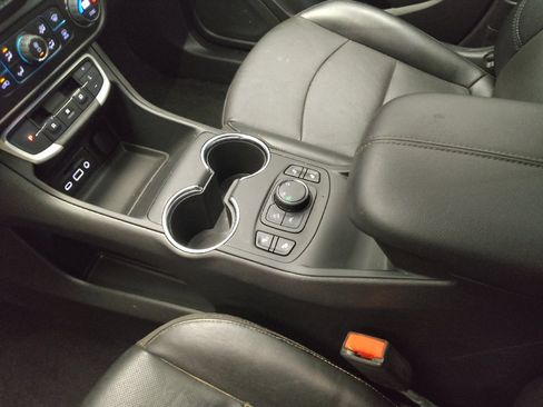 Used 2024 GMC Terrain SLT AWD/4WD image 26