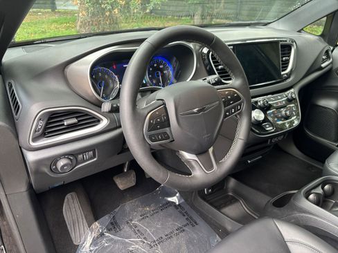 Used 2025 Chrysler Pacifica Select FWD image 37