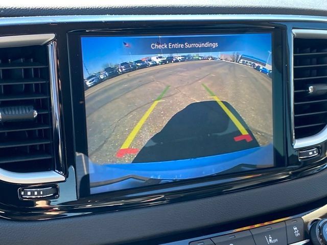 Used 2024 Chrysler Pacifica Touring-L FWD image 10